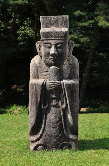 제25대 철종 예릉의 서측 문석인, 구 정릉(靖陵)석물(1545년)재사용